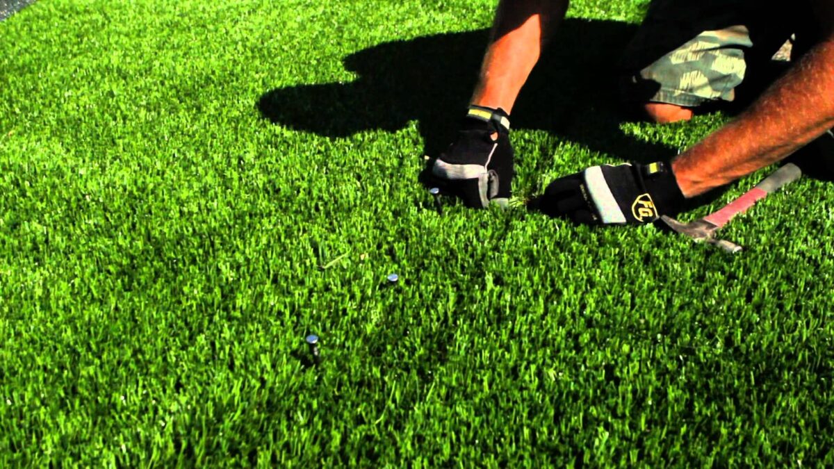 grama sintética em campos esportivos e áreas de lazer