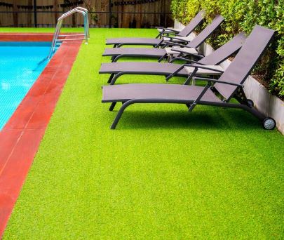 Grama sintética para piscina: o segredo para uma área externa sempre bonita