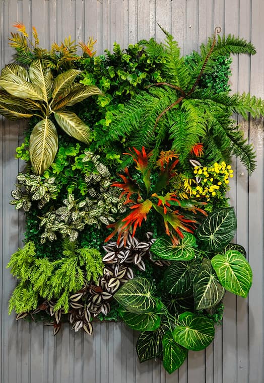 Como os jardins verticais artificiais ajudam em projetos de arquitetura sustentável