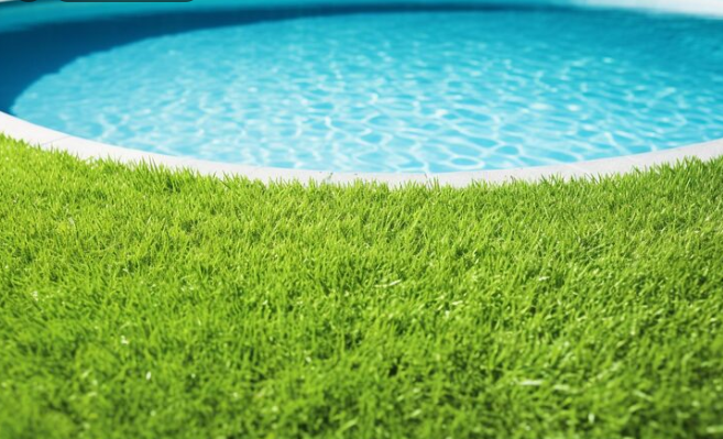 Grama sintética para piscina: o toque de conforto e segurança que falta na sua área de lazer
