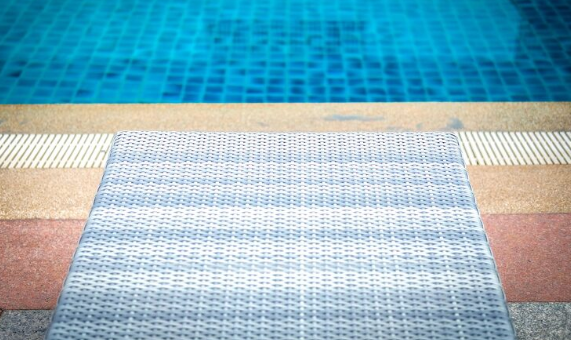 Onde comprar piso emborrachado para piscina com entrega rápida e garantia
